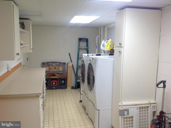 Building Photo - 3412 Ramsgate Terrace