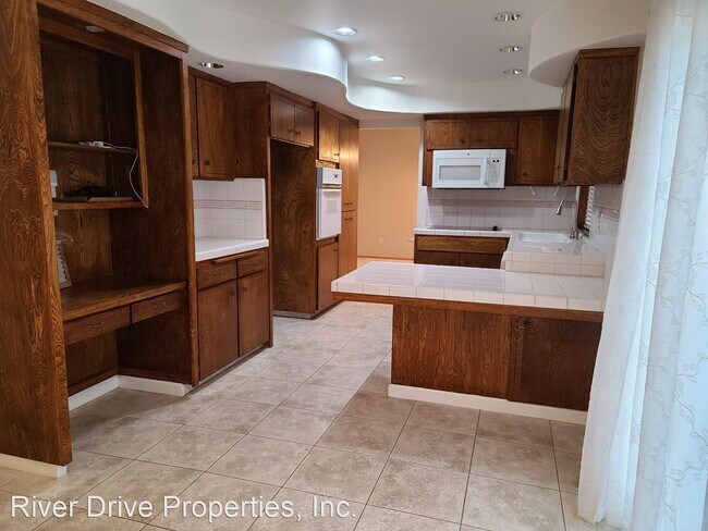 Building Photo - 4 br, 2.5 bath House - 3355 San Fernando C...