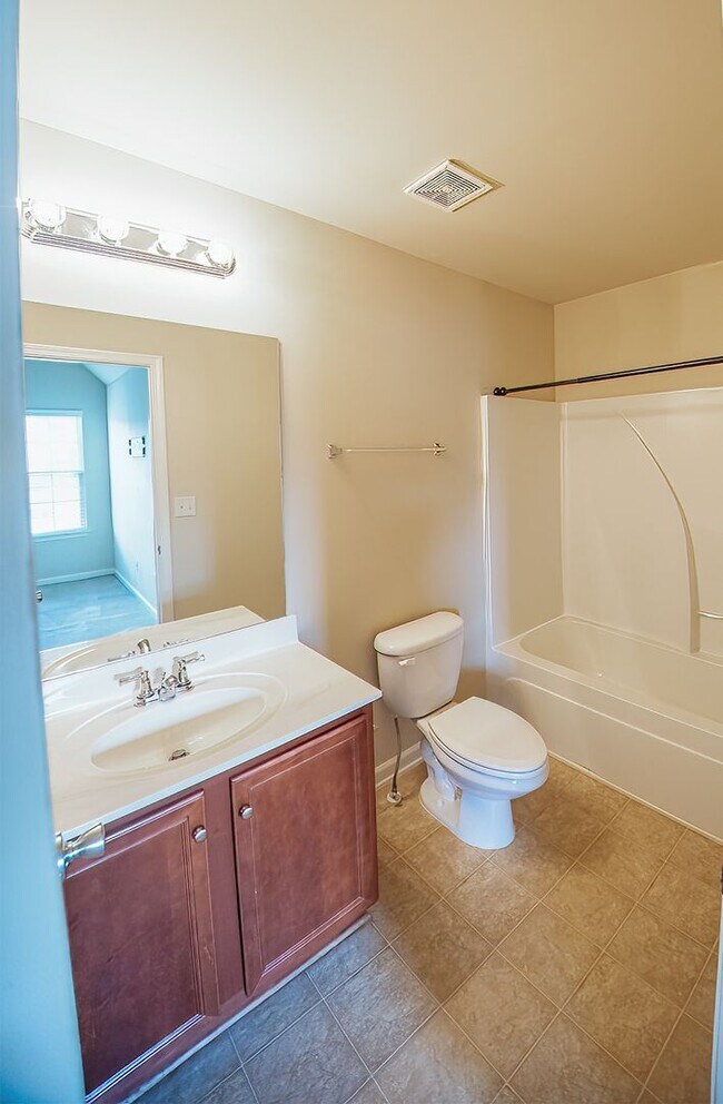 Building Photo - Beautiful home available today!