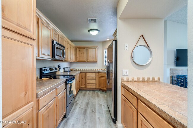 Building Photo - 6441 N Tierra De Las Catalinas