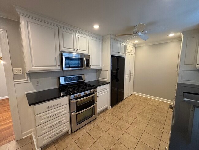 Building Photo - Updated 3 bedroom 1 bathroom Home in Kingw...