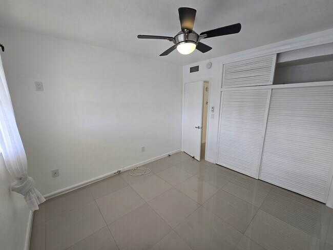 Building Photo - 2-Bed, 2-Bath Miami Condo in HOA Community – Pool, Laundry On-Site