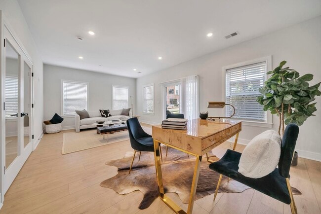 Building Photo - 14 Davis Dr