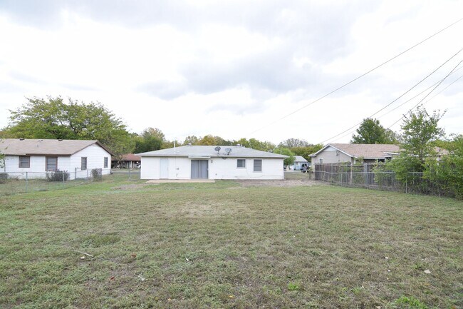 Building Photo - 118 South Dr