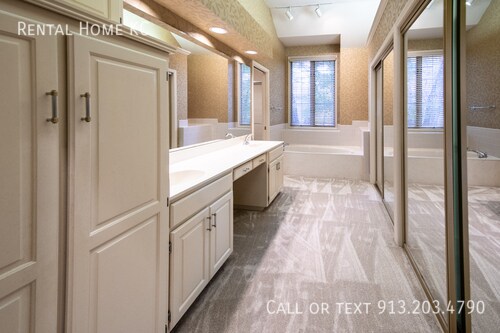 Building Photo - 11956 Farley-