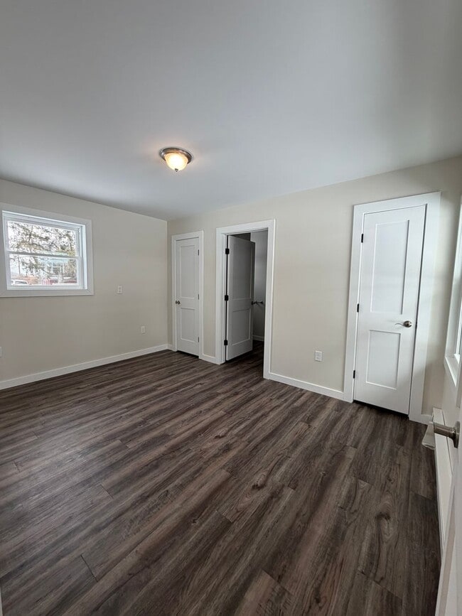 Building Photo - Beautifully remodeled and completed 1 bedroom apartment. FREE MONTH OF RENT!*