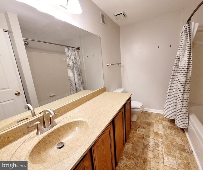 Building Photo - 5584 Talbot Ct