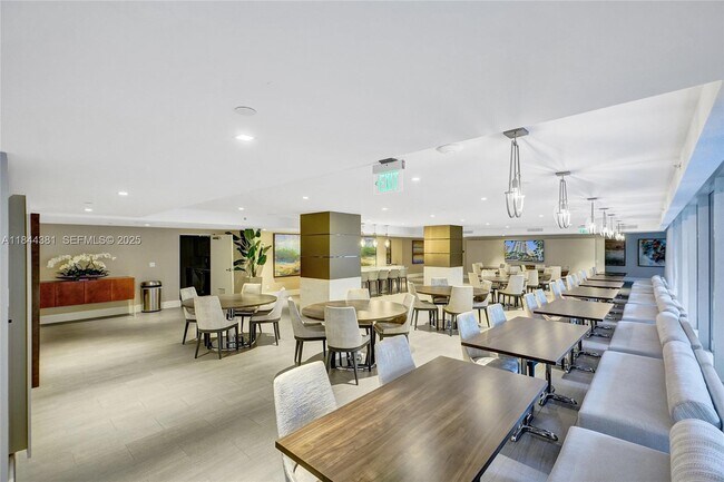 Building Photo - 21150 Point Pl