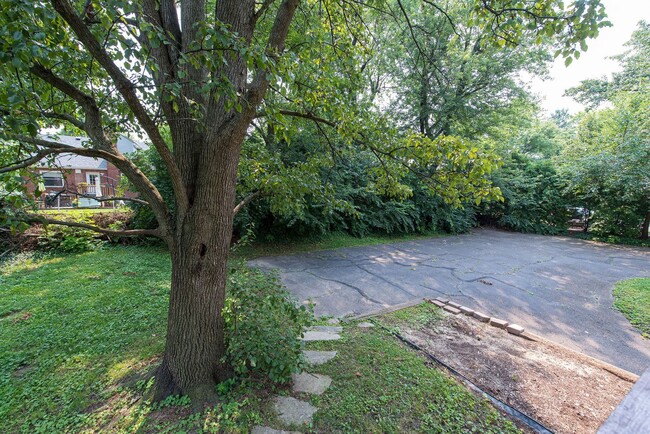 Building Photo - Extra Spacious Top Unit Duplex