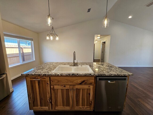 Building Photo - Newer Construction Close to Downtown Grants Pass