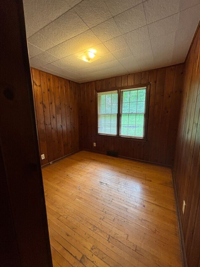 Building Photo - 3 Bedroom 1 Bath Home For Rent