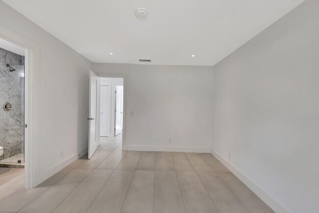 Building Photo - 2894 Florida Blvd