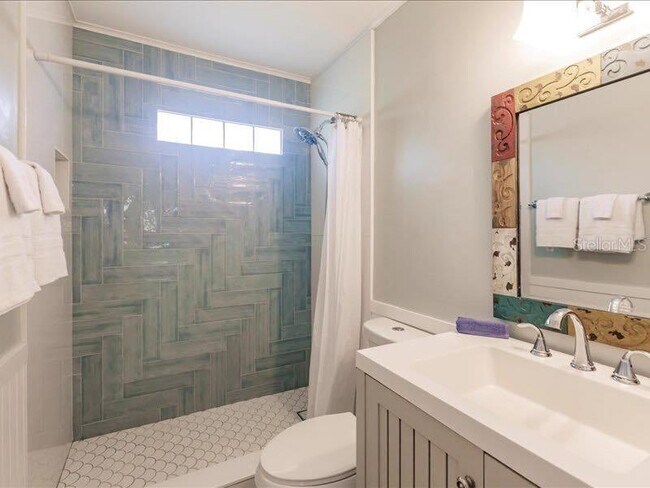 Building Photo - 688 CONSTANCE Rd