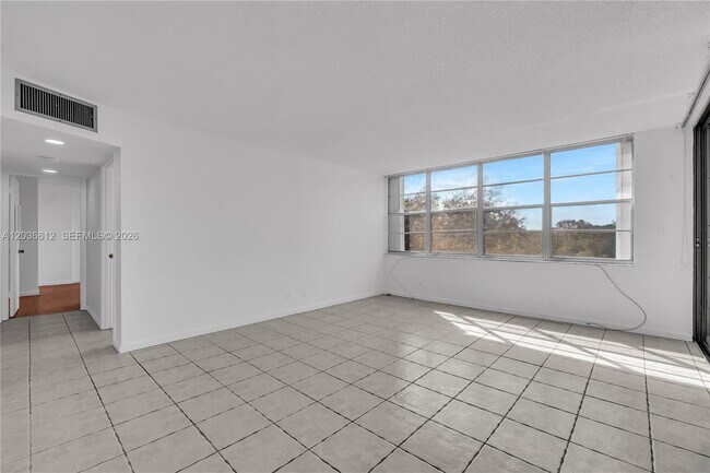 Building Photo - 2781 Taft St