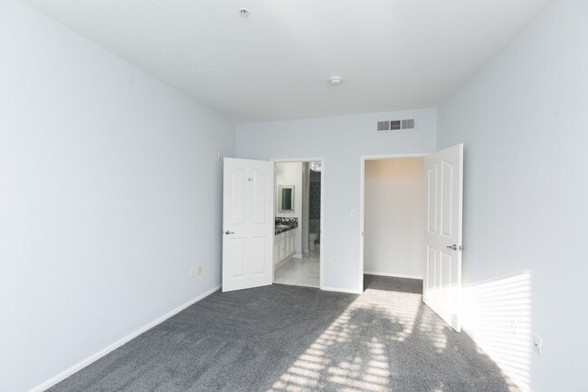 Building Photo - AMAZING 2/2 MARINA DISTRICT CONDO WITH 2 A...