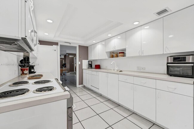 Building Photo - 1121 Crandon Blvd