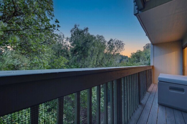 Building Photo - Beautiful 2BR/2BA Townhome with Valley Views, Covered Parking & In-Unit Laundry