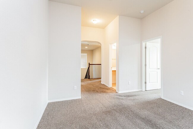 Building Photo - 3 Bedrooms, 2.5 Bathrooms – Stylish and Co...