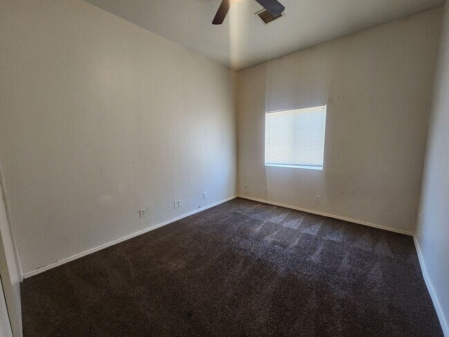 Building Photo - 3 Bedroom 2 Bath Townhouse