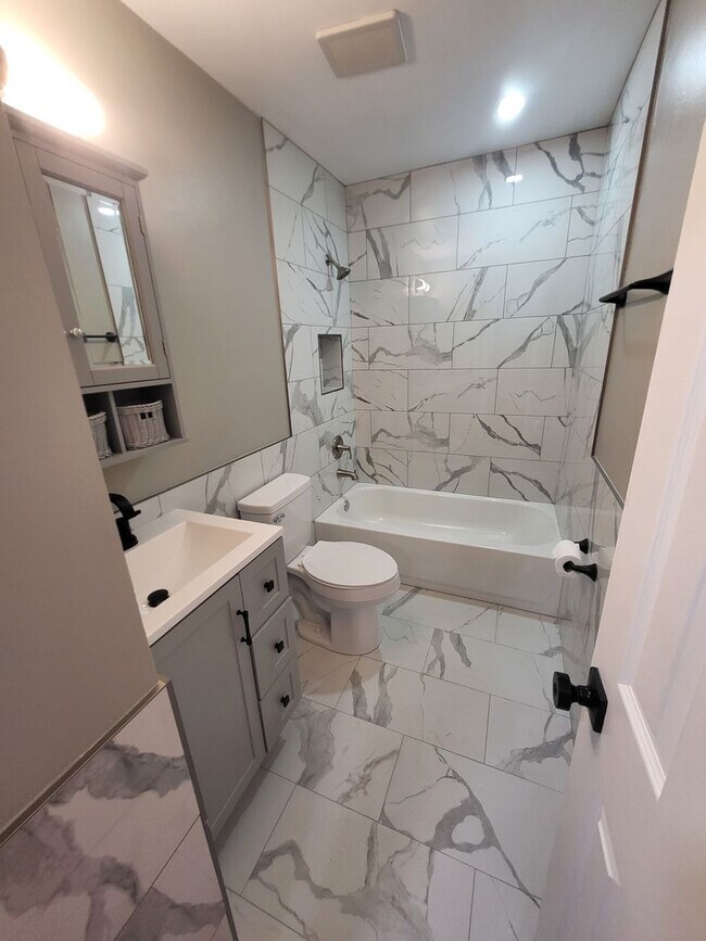 Building Photo - 3Bed 3 Bath Finished Basement!