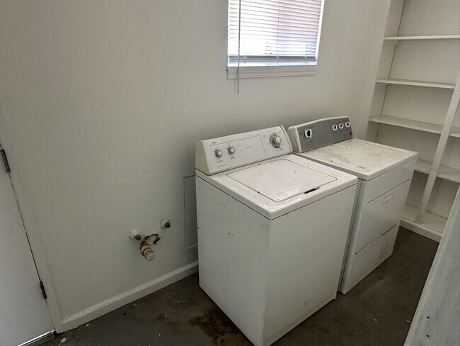 Building Photo - 17502 Rd 64