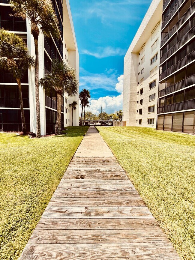 Building Photo - 250 S Sykes Creek Pkwy