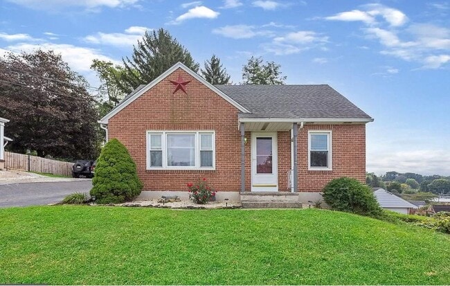 The home is conveniently located nearby shops, restaurants, downtown York, and the major highways o - 324 Woodland View Dr