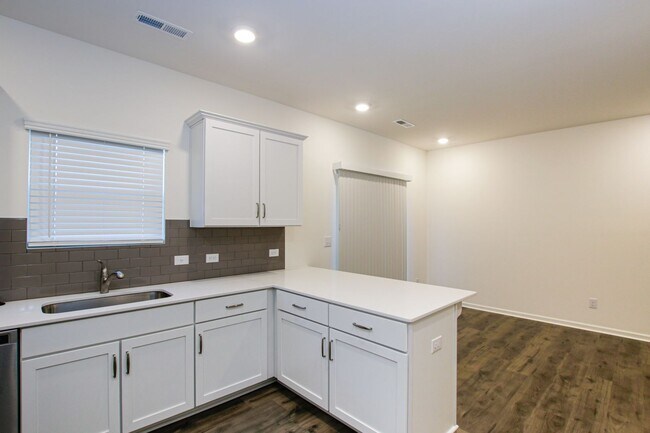 Building Photo - BEAUTIFUL 3BD/2.5BTH Townhome - Belmont - JULY MOVE IN