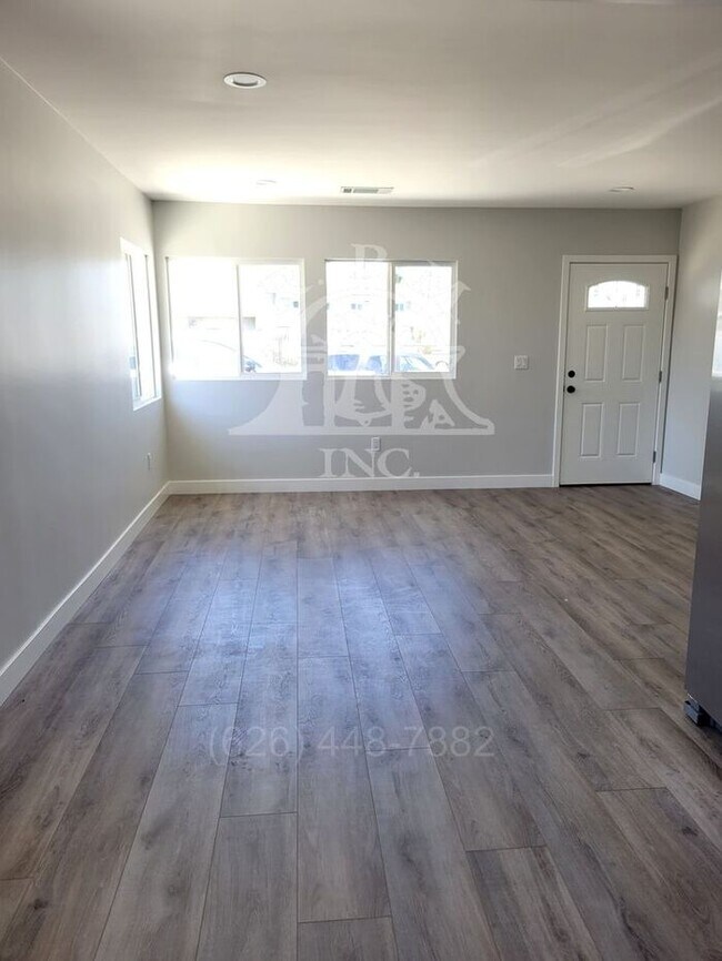Building Photo - Modern 3 Bedroom Front House