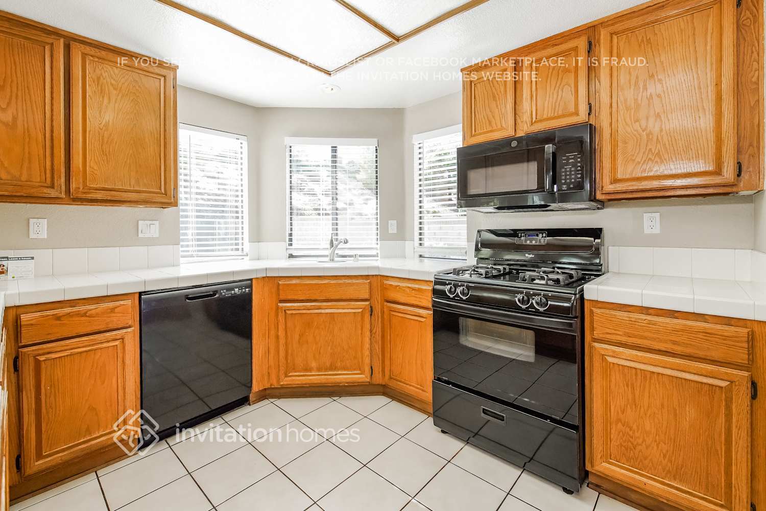 Building Photo - 4546 Grandview Dr