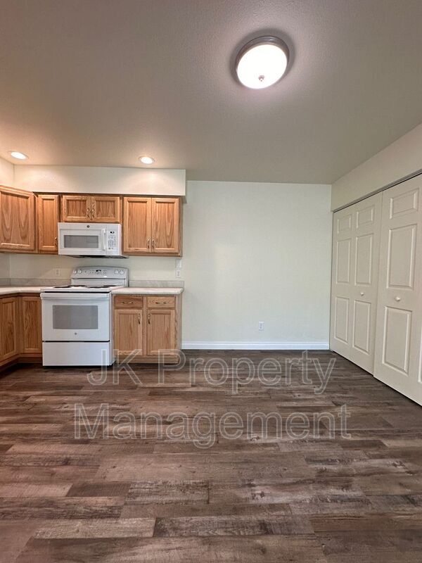 Building Photo - 1210 5th St S