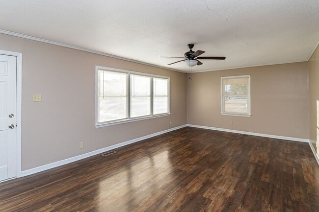 Building Photo - Adorable Brick Ranch 3 BR | 1.5 BA in Goldsboro