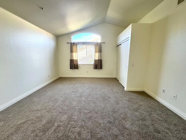 Building Photo - Spacious 3 Bedroom Home available in Fontana!