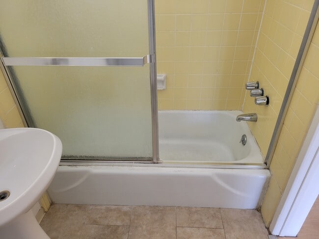 Building Photo - 3619 Fletcher Dr