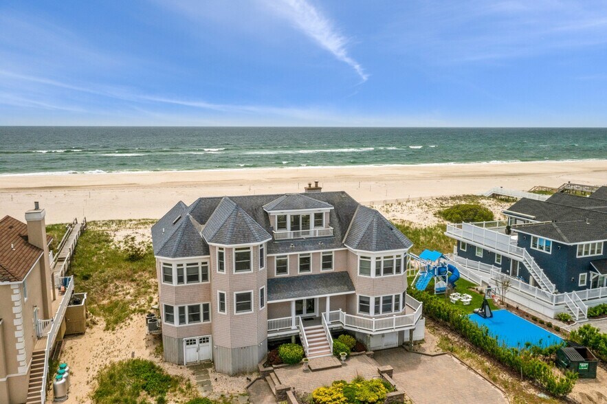 Building Photo - 687 Dune Rd