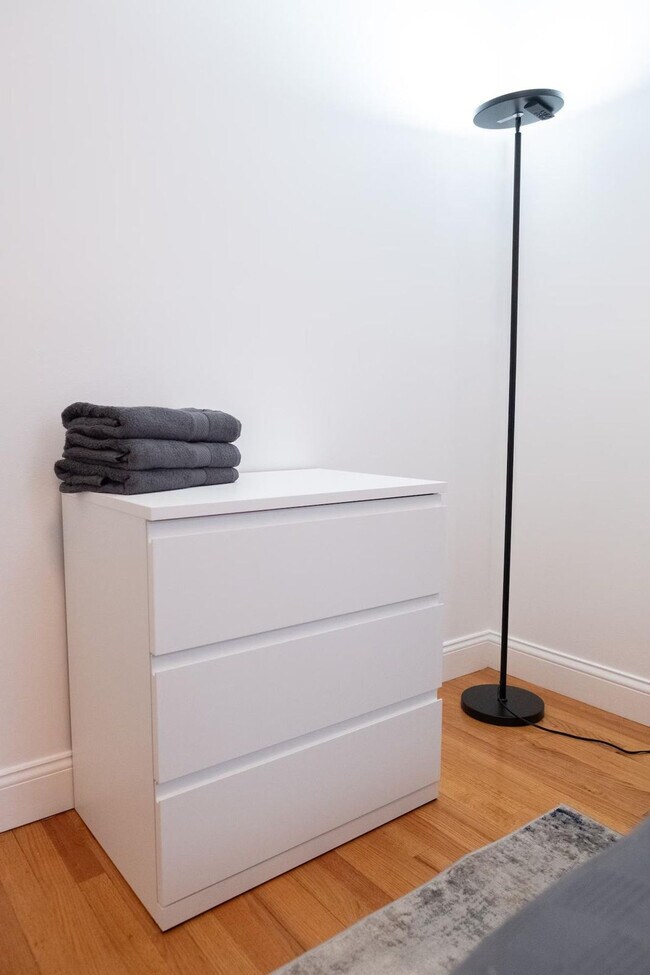 Building Photo - 302 E 104th St