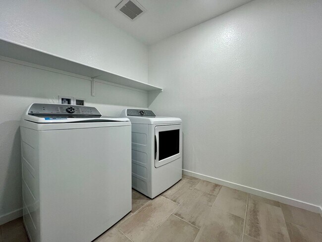 Building Photo - Beautiful Newer 4 Bedroom Home in Cadence with Large Loft