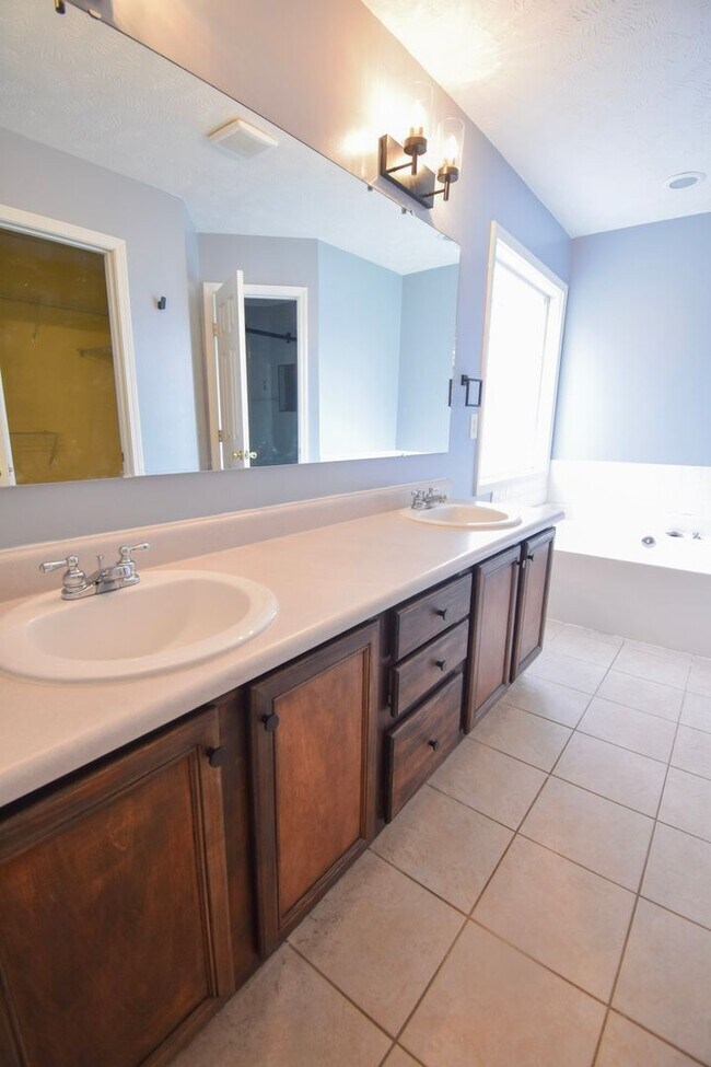 Building Photo - Coming Soon! 3 Bed 2 Bath with a Bonus Roo...