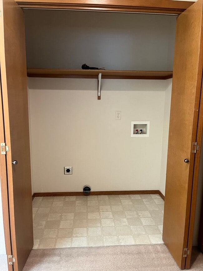 Building Photo - 3 Bedroom 2.5 Bath Townhouse