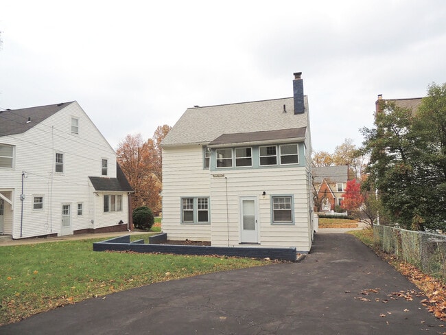 Building Photo - 3 Bed - 1.5 bath Colonial for Rent!