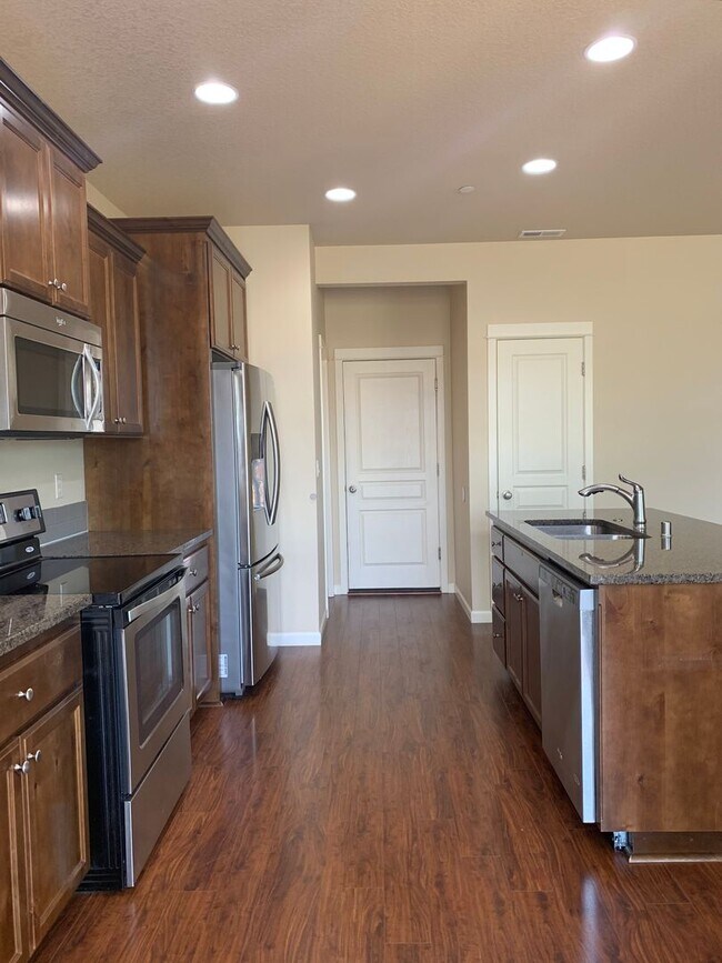 Building Photo - Beautiful Craftsman Style Home! 2 Car Garage! Gas Fireplace and Granite Counter Tops! Attached Ga...
