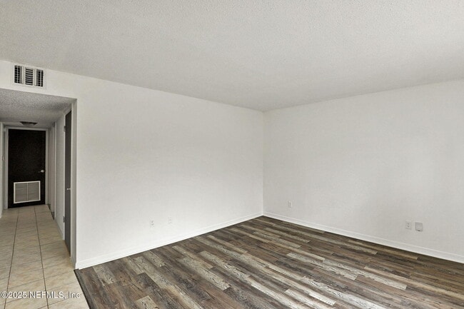 Building Photo - 475 Crabapple Ct