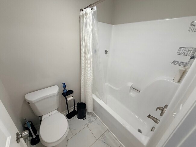 Building Photo - 808 Kendall Dr