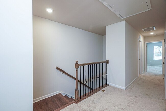 Building Photo - Lovely 3 Bed 2.5 Bath Townhome