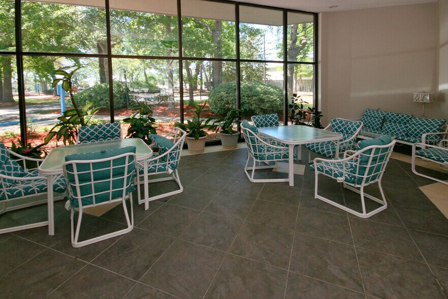 Building Photo - 5905 S Kings Hwy