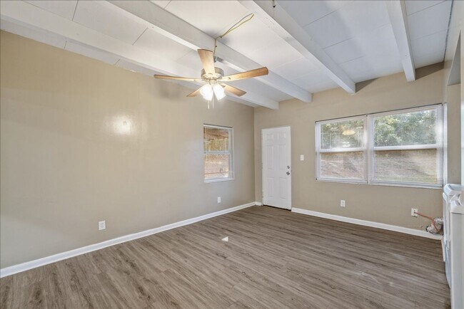 Building Photo - 207 Iris Cir