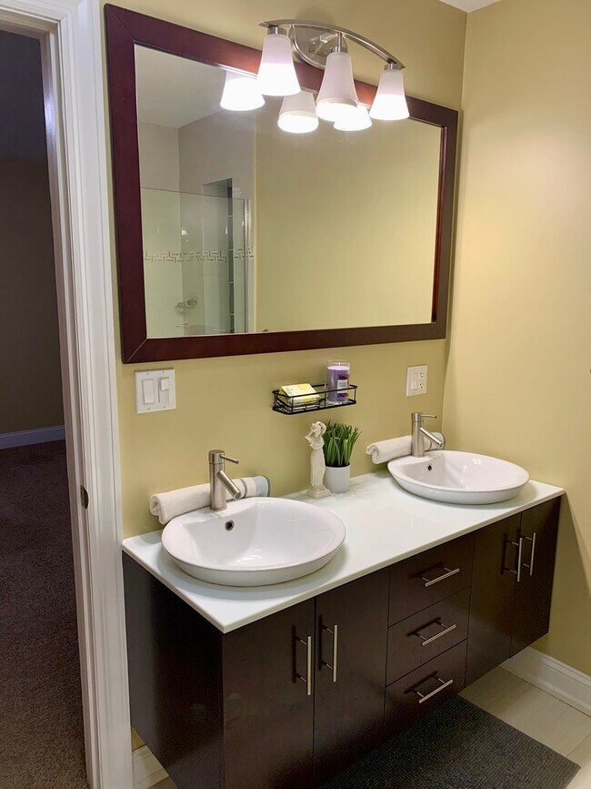 Building Photo - 11 Woodridge Dr