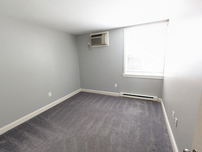 Building Photo - Two bedroom first floor condo in Jefferson...
