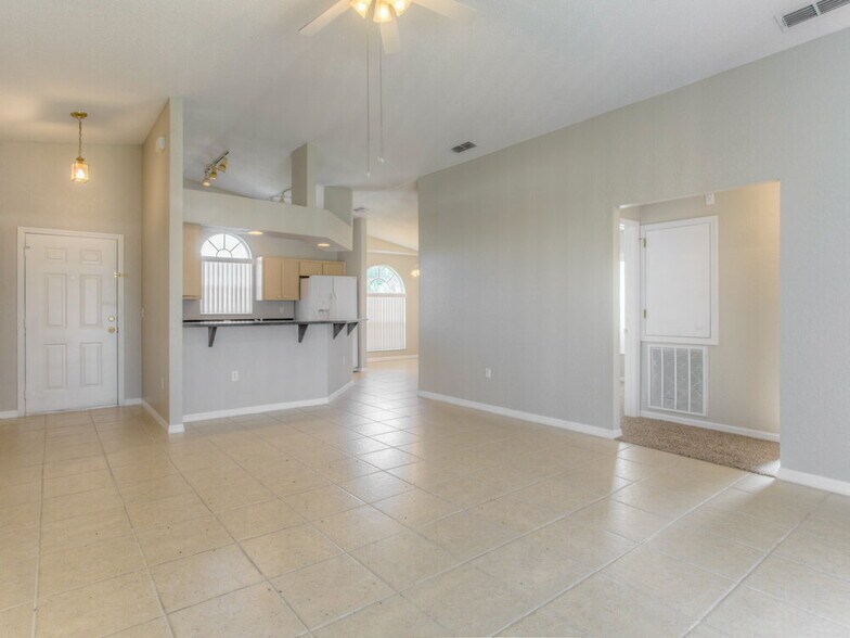 Building Photo - 4944 Palm View Dr N