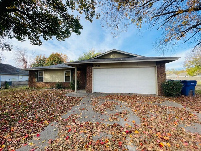 Building Photo - Recently remodeled home